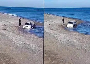 Otomobilyle gezerken, denizde mahsur kaldı
