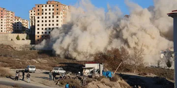 Dinamit ile patlatılan binalar bir bir yıkılıyor