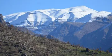 Yüksek kesimlerde kar, alçak bölgelerde çiçekler