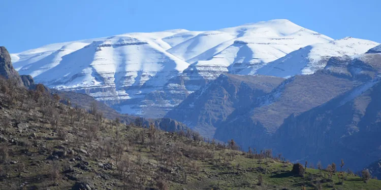 Yüksek kesimlerde kar, alçak bölgelerde çiçekler