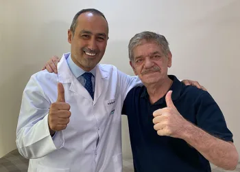 Ayağındaki yara parmağından etti
