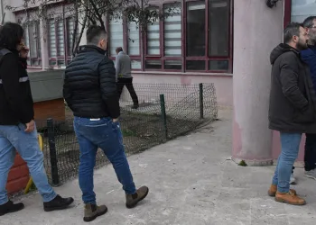 Polisevi’nden düşen üniversite öğrencisi yaralandı