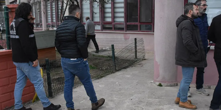 Polisevi’nden düşen üniversite öğrencisi yaralandı