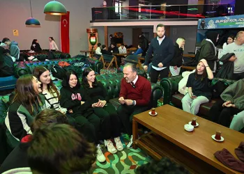Bursa’da liseliler bowlingle stres atıyor