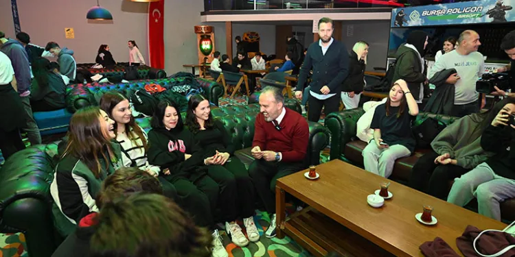 Bursa’da liseliler bowlingle stres atıyor