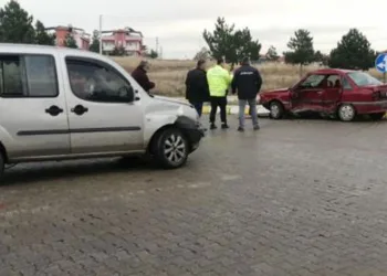 Ehliyetsiz çocuk sürücünün karıştığı kazada sürücüler yaralandı