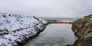 Van Gölü’ne akan derelere atık tutucu yerleştirildi