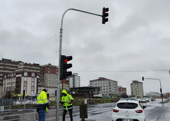 Şiddetli rüzgar trafik ışıklarını ters çevirdi