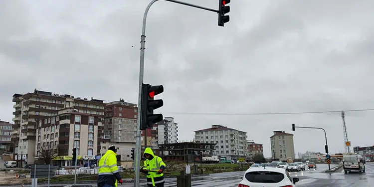 Şiddetli rüzgar trafik ışıklarını ters çevirdi