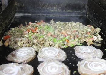Zorluklara rağmen evine ekmek götürmeye devam ediyor