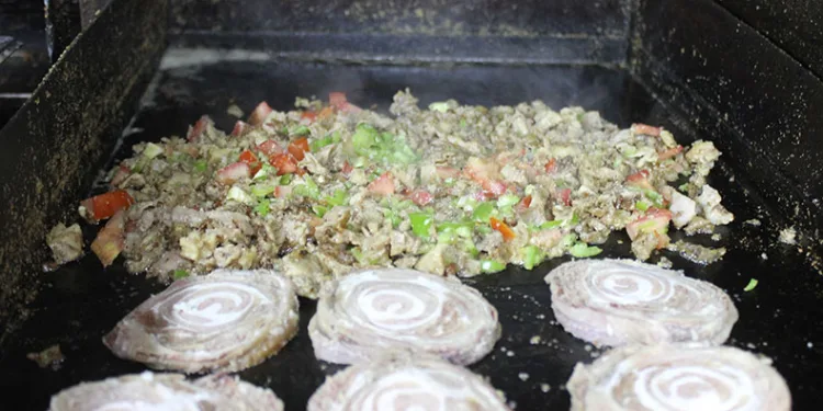 Zorluklara rağmen evine ekmek götürmeye devam ediyor