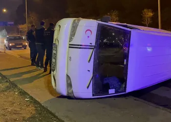 Kontrolden çıkan midibüs takla attı