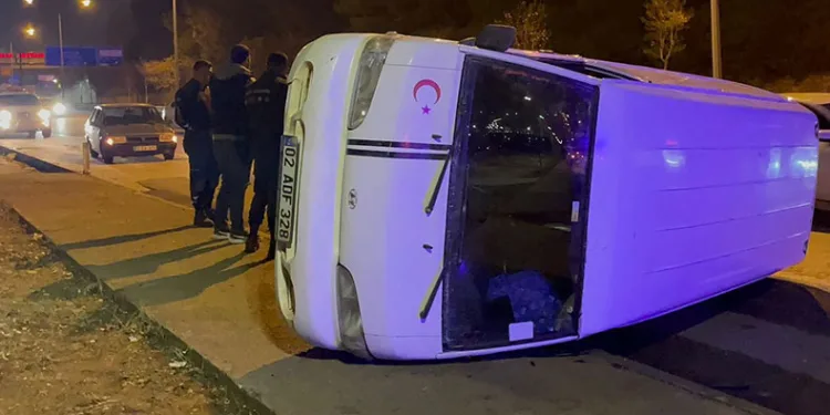 Kontrolden çıkan midibüs takla attı
