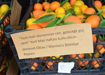 Sokaktan topladılar, öğrencilere dağıttılar