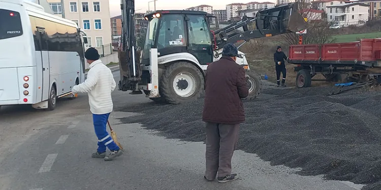 Yol, ayçiçeği harmanına dönüştü