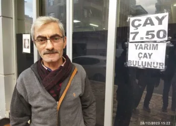 “Yarım çay bulunur” yazısı görenlerini ilgisini çekiyor