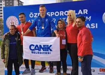 Ali Topaloğlu gülle atmada dünya rekoru kırdı