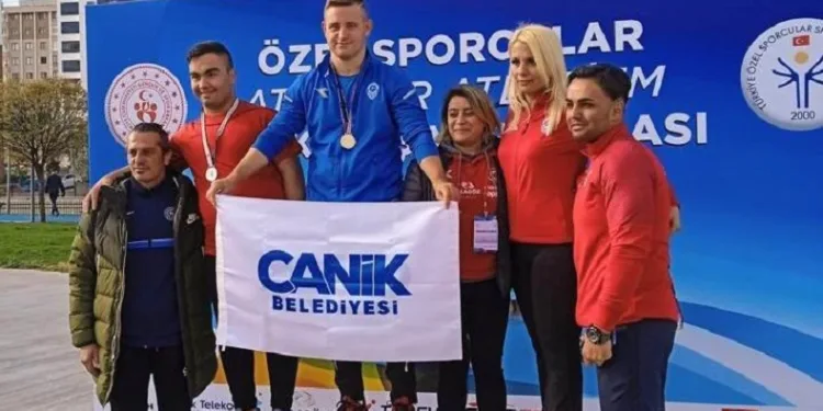 Ali Topaloğlu gülle atmada dünya rekoru kırdı