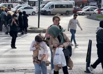 Bursa’da etkili rüzgar vatandaşlara zor anlar yaşattı