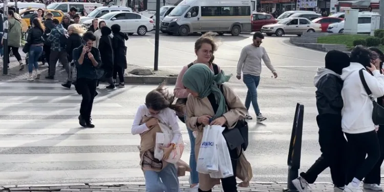 Bursa’da etkili rüzgar vatandaşlara zor anlar yaşattı