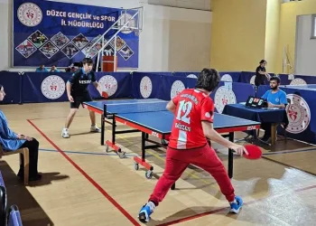 Masa tenisinde raketler yarıştı