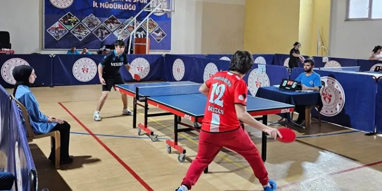 Masa tenisinde raketler yarıştı