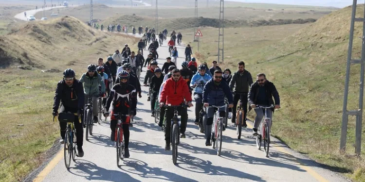 Van’da “PedalVan” projesiyle sağlıklı yaşam bisiklet turu düzenlendi