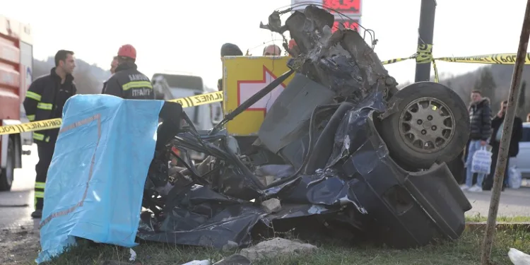 Otobüsle kafa kafaya çarpışan otomobil parçalara ayrıldı