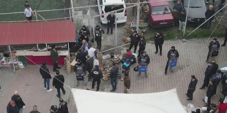Kaçak kuş pazarına operasyon