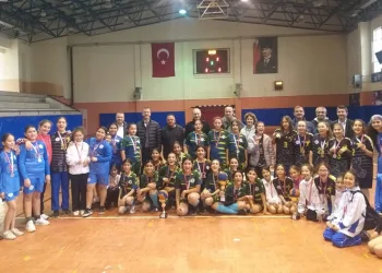 Hentbol turnuvası sona erdi, şampiyonlar madalyalarına kavuştu