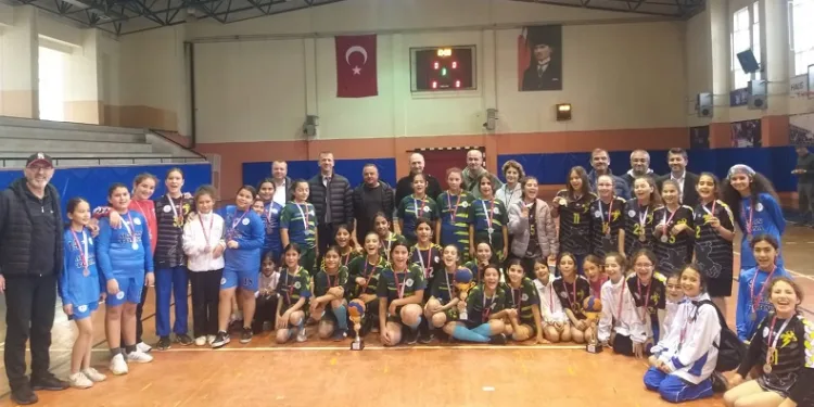 Hentbol turnuvası sona erdi, şampiyonlar madalyalarına kavuştu