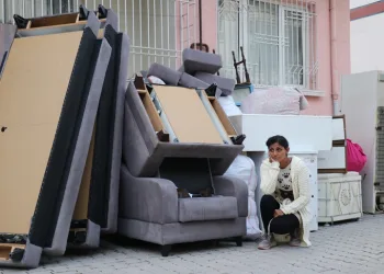 Kış günü eşyaları ile sokağa atıldı
