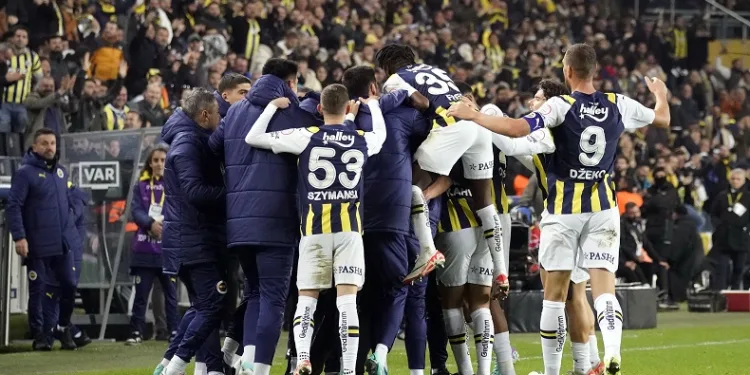 Fenerbahçe, 4 golle liderliğini sürdürdü