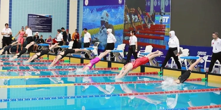 Yüzmede 585 sporcu şampiyonluk için kulaç attı