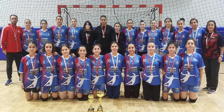 Kızlardan hentbolde büyük başarı