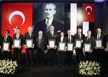 Beşiktaş’ta Başkan Hasan Arat ve yönetim kurulu, mazbatalarını aldı