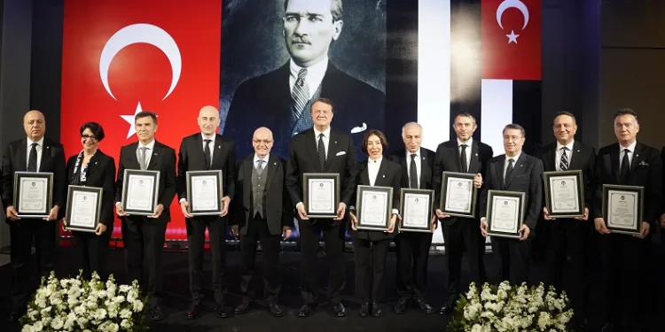 Beşiktaş’ta Başkan Hasan Arat ve yönetim kurulu, mazbatalarını aldı