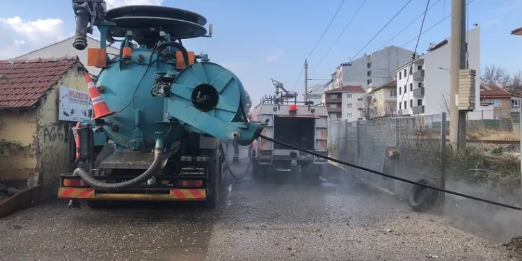 Bozüyük’te yağmur suyu hatlarında temizlik