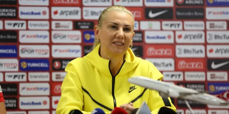 Necla Kıragası: “Kadın futbolunun tarihi bu kızlarla yazılıyor”
