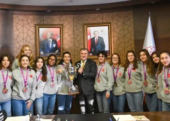 Bakan Bak, İzmir Büyükşehir Belediyespor Kadın Sutopu Takımı’nı kabul etti