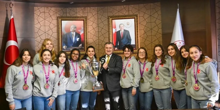 Bakan Bak, İzmir Büyükşehir Belediyespor Kadın Sutopu Takımı’nı kabul etti