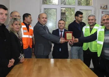 Ambulansa yol veren trenin makinisti ödüllendirildi
