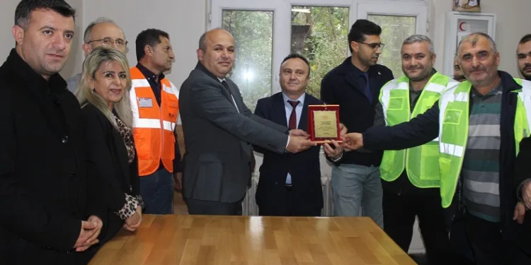 Ambulansa yol veren trenin makinisti ödüllendirildi