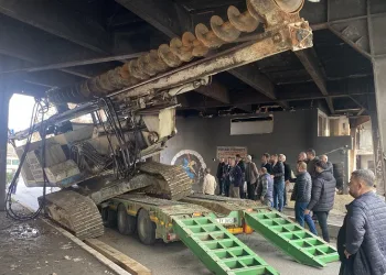 İş makinesi dorseden düştü, trafik kilitlendi