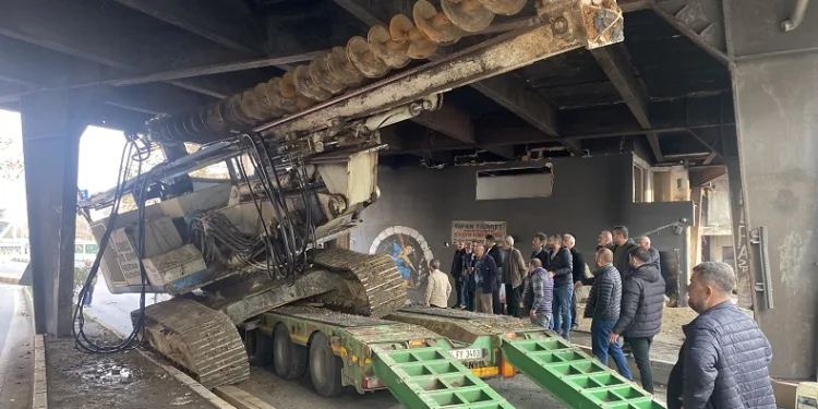 İş makinesi dorseden düştü, trafik kilitlendi