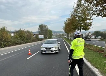 Hız yapan sürücüler radara takıldı