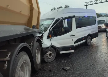 İşçi servisiyle hafriyat kamyonu çarpıştı