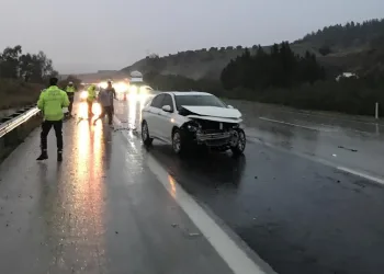 Otomobil bariyere çarptı: 1 yaralı