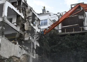Kuşadası Belediyesi riskli yapılara geçit vermiyor