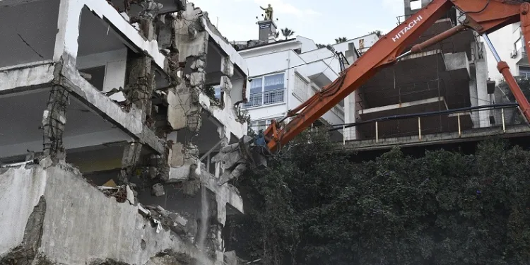 Kuşadası Belediyesi riskli yapılara geçit vermiyor